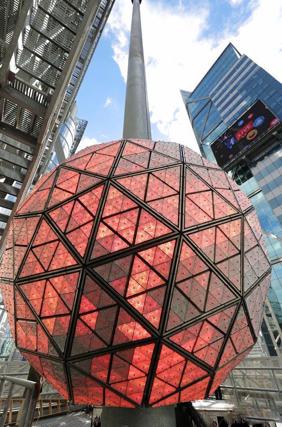 فيديو مدهش.. الكرة البلورية تزين احتفالات نيويورك بالعام الجديد صورة رقم 9