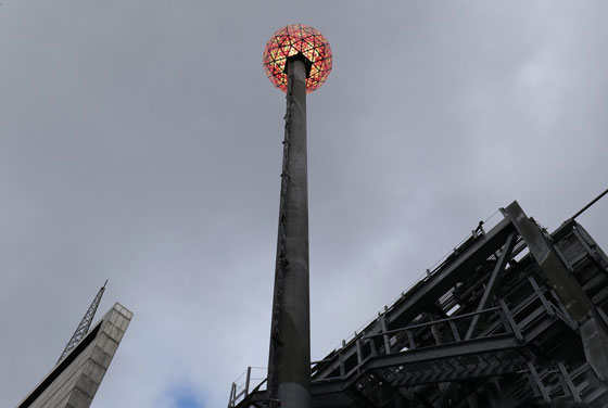 فيديو مدهش.. الكرة البلورية تزين احتفالات نيويورك بالعام الجديد صورة رقم 10