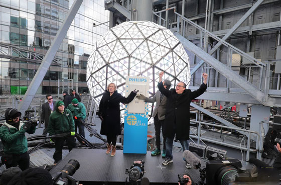 فيديو مدهش.. الكرة البلورية تزين احتفالات نيويورك بالعام الجديد صورة رقم 11