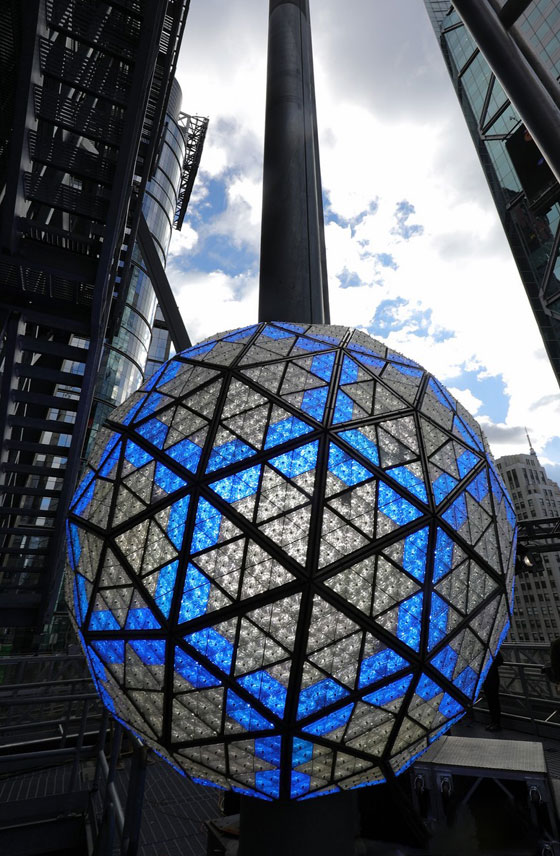 فيديو مدهش.. الكرة البلورية تزين احتفالات نيويورك بالعام الجديد صورة رقم 15