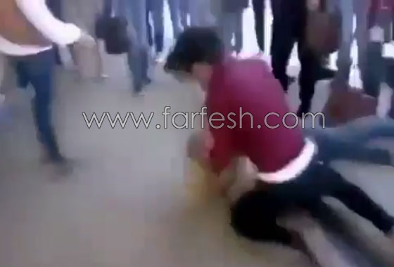 بالفيديو.. مشاجرة عنيفة بين فتاتين وسط تشجيع وتصفيق الطلاب صورة رقم 7