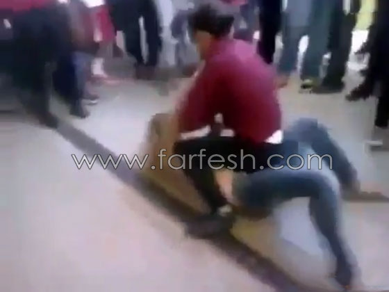 بالفيديو.. مشاجرة عنيفة بين فتاتين وسط تشجيع وتصفيق الطلاب صورة رقم 8