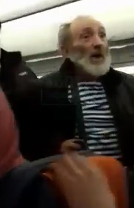  وجود شياطين في الطائرة يؤخر اقلاعها بعد طرد مسن منها.. فيديو صورة رقم 1