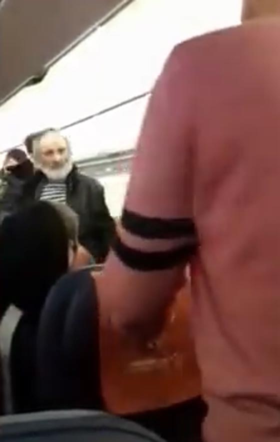  وجود شياطين في الطائرة يؤخر اقلاعها بعد طرد مسن منها.. فيديو صورة رقم 3