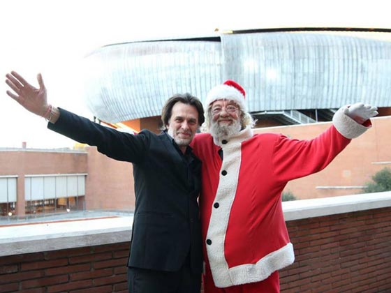 اقالة قائد اوركسترا شهير لانه صدم لاطفال بقوله: لا يوجد بابا نويل! صورة رقم 2