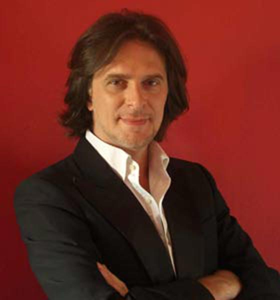 اقالة قائد اوركسترا شهير لانه صدم لاطفال بقوله: لا يوجد بابا نويل! صورة رقم 3