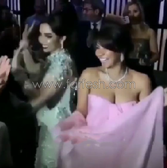 مُقدم برنامج يصف شيرين عبد الوهاب بـ(بنت القلعة) وينتقد فستانها.. فيديو صورة رقم 9