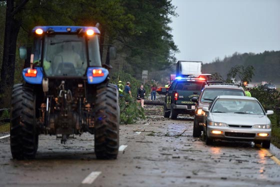 الاباما تحت الاعصار.. 4 قتلى وآلاف المنازل بدون كهرباء صورة رقم 5