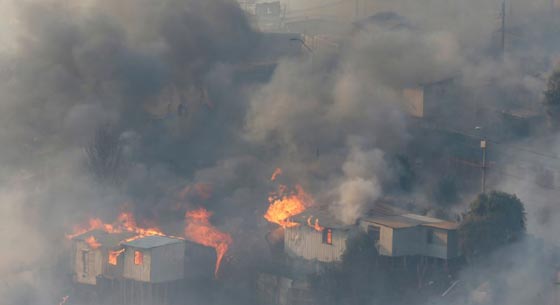 حرائق تلتهم مساحات شاسعة في تشيلي واحتراق 100 منزل.. فيديو صورة رقم 2