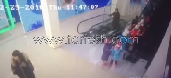 فيديو مؤلم.. حادث طلابي مروع لعشرات الاطفال على درج متحرك صورة رقم 4