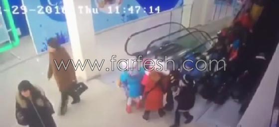 فيديو مؤلم.. حادث طلابي مروع لعشرات الاطفال على درج متحرك صورة رقم 5