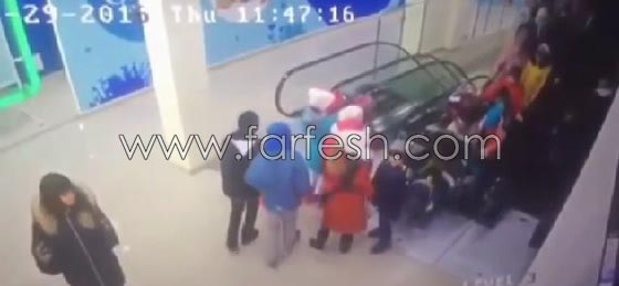 فيديو مؤلم.. حادث طلابي مروع لعشرات الاطفال على درج متحرك صورة رقم 6