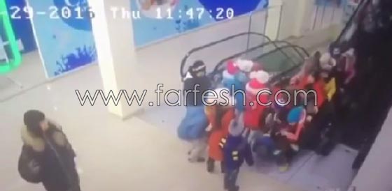 فيديو مؤلم.. حادث طلابي مروع لعشرات الاطفال على درج متحرك صورة رقم 7