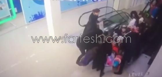 فيديو مؤلم.. حادث طلابي مروع لعشرات الاطفال على درج متحرك صورة رقم 3