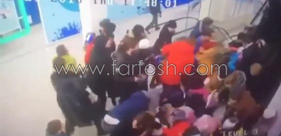فيديو مؤلم.. حادث طلابي مروع لعشرات الاطفال على درج متحرك صورة رقم 8