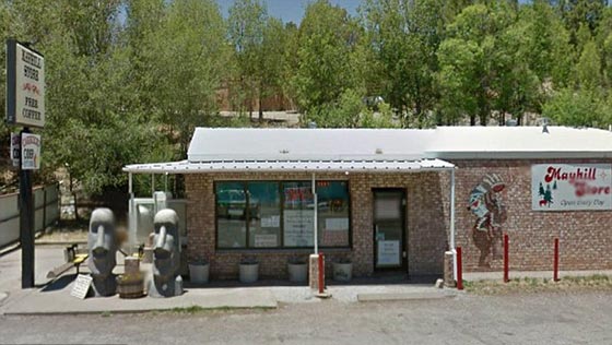 متجر يعلق لافتات تقول: (أوباما وغيره من المسلمين غير مرحب بهم هنا) صورة رقم 3