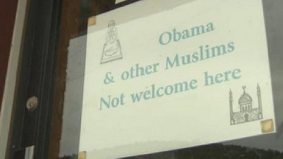 متجر يعلق لافتات تقول: (أوباما وغيره من المسلمين غير مرحب بهم هنا) صورة رقم 2