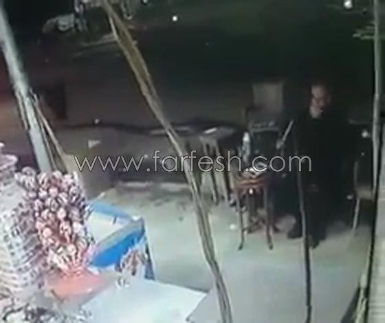 بالفيديو.. مجرم يباغت قبطي ويذبحه بسيف حاد صورة رقم 1