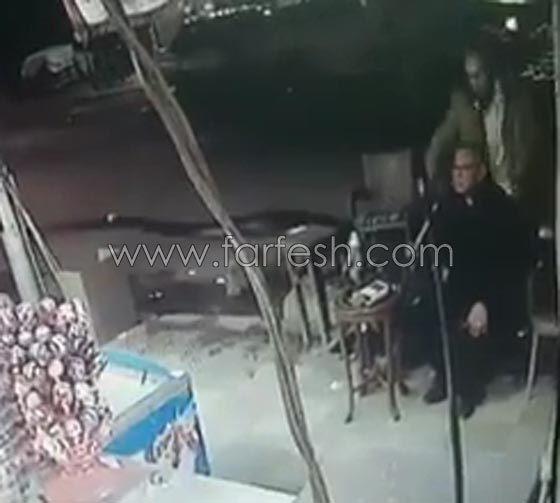 بالفيديو.. مجرم يباغت قبطي ويذبحه بسيف حاد صورة رقم 2