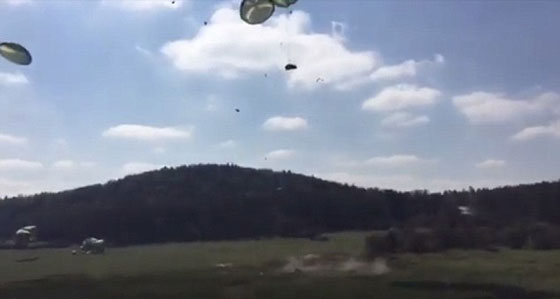 تحطم عربات همر للجيش الامريكي في انزال جوي فاشل.. فيديو صورة رقم 1