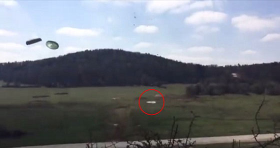 تحطم عربات همر للجيش الامريكي في انزال جوي فاشل.. فيديو صورة رقم 3