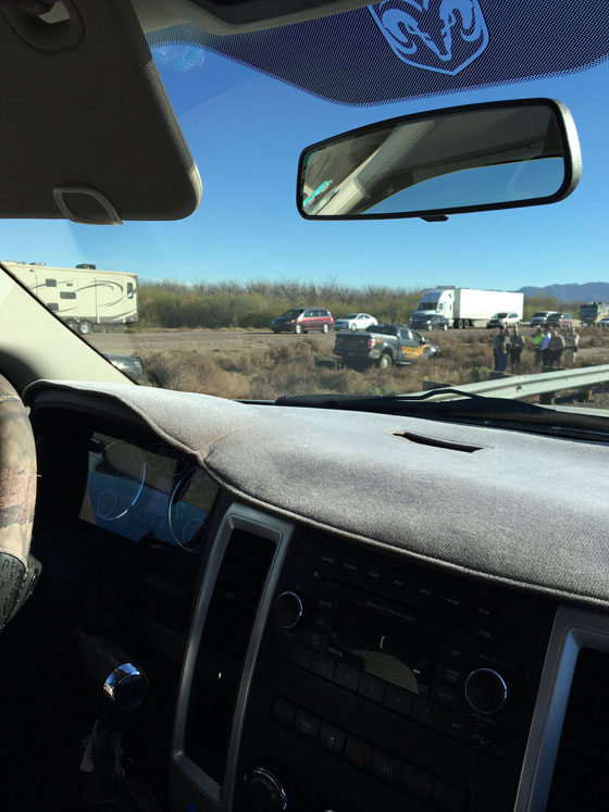 شرطي ينقذ امرأة مغتصبة في محطة وقود فتسرق سيارته وتهرب! فيديو صورة رقم 11