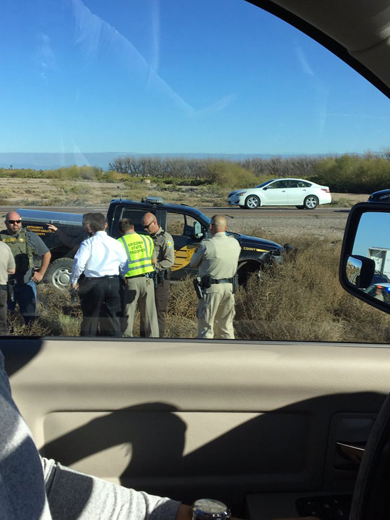 شرطي ينقذ امرأة مغتصبة في محطة وقود فتسرق سيارته وتهرب! فيديو صورة رقم 13