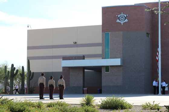 شرطي ينقذ امرأة مغتصبة في محطة وقود فتسرق سيارته وتهرب! فيديو صورة رقم 16