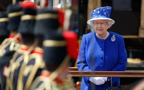 حارس قصر باكنغهام يصوب سلاحه باتجاه الملكة اليزابيث وهي تتنزه ليلا صورة رقم 3