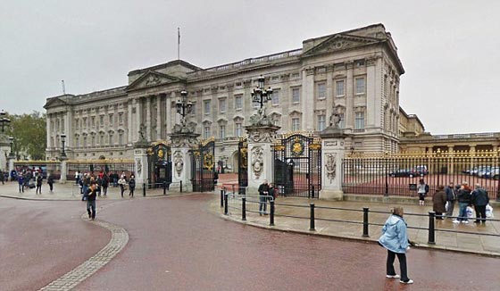 حارس قصر باكنغهام يصوب سلاحه باتجاه الملكة اليزابيث وهي تتنزه ليلا صورة رقم 5