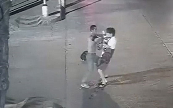  فيديو مثير.. جريمة قتل وطعنات سكاكين وسط الشارع لسرقة ايفون! صورة رقم 2