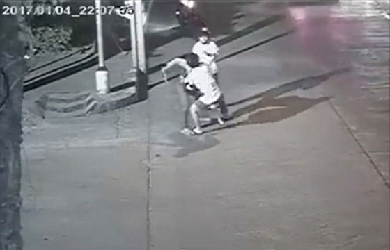  فيديو مثير.. جريمة قتل وطعنات سكاكين وسط الشارع لسرقة ايفون! صورة رقم 3