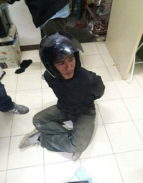  فيديو مثير.. جريمة قتل وطعنات سكاكين وسط الشارع لسرقة ايفون! صورة رقم 6