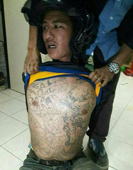  فيديو مثير.. جريمة قتل وطعنات سكاكين وسط الشارع لسرقة ايفون! صورة رقم 7