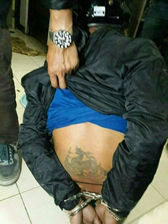  فيديو مثير.. جريمة قتل وطعنات سكاكين وسط الشارع لسرقة ايفون! صورة رقم 4