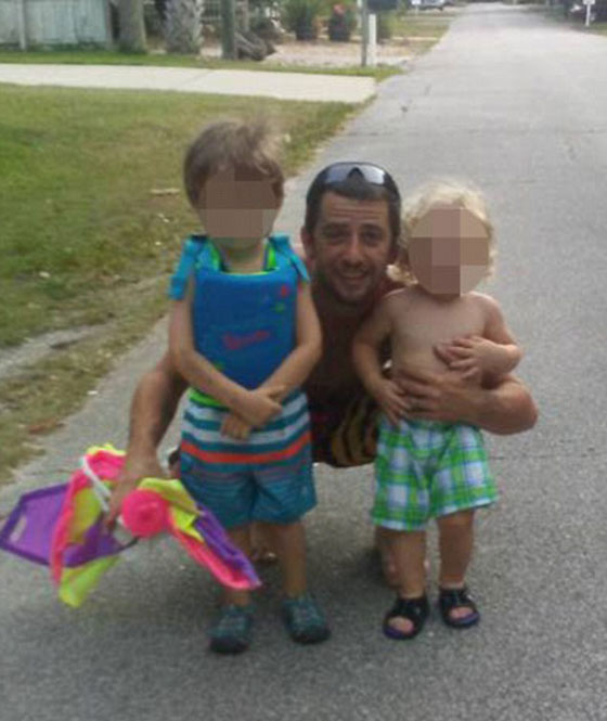 مأساة.. اطفال يشاهدون فيلما بجانب جثتا والديهما في مركبة العائلة صورة رقم 2