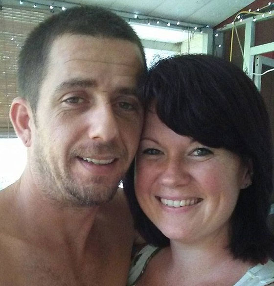 مأساة.. اطفال يشاهدون فيلما بجانب جثتا والديهما في مركبة العائلة صورة رقم 3