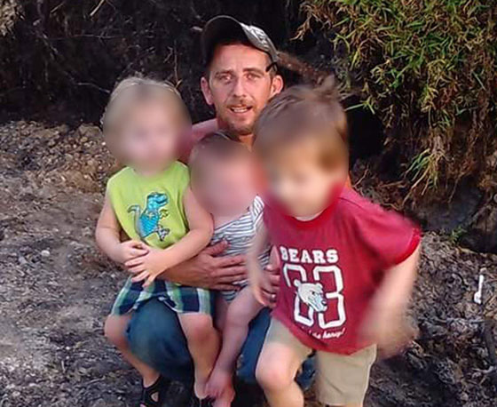 مأساة.. اطفال يشاهدون فيلما بجانب جثتا والديهما في مركبة العائلة صورة رقم 1