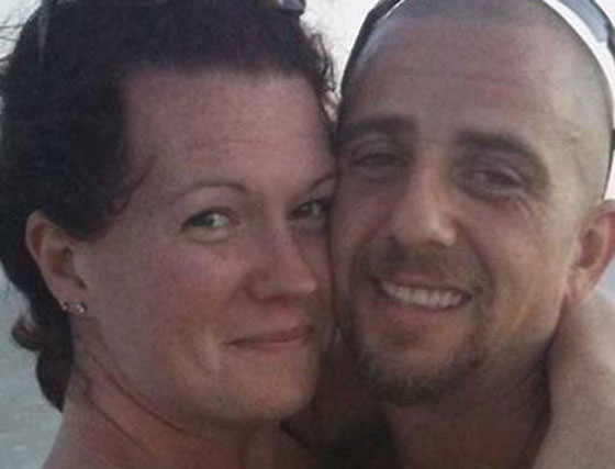 مأساة.. اطفال يشاهدون فيلما بجانب جثتا والديهما في مركبة العائلة صورة رقم 6