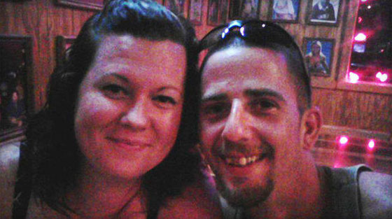 مأساة.. اطفال يشاهدون فيلما بجانب جثتا والديهما في مركبة العائلة صورة رقم 7