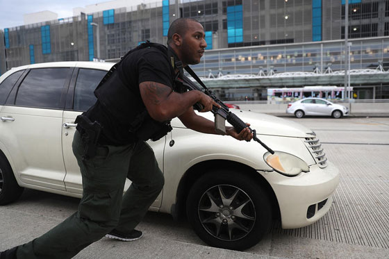 فيديو لمنفذ الاعتداء على مطار فلوريدا وهو يطلق النار وحالة فزع وارتباك صورة رقم 24