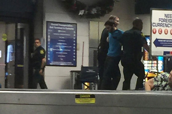 فيديو لمنفذ الاعتداء على مطار فلوريدا وهو يطلق النار وحالة فزع وارتباك صورة رقم 28