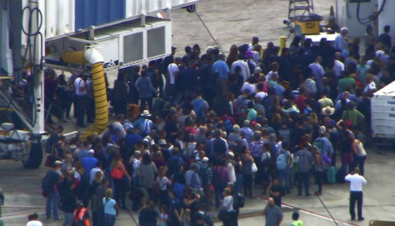 فيديو لمنفذ الاعتداء على مطار فلوريدا وهو يطلق النار وحالة فزع وارتباك صورة رقم 37