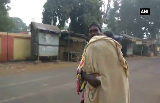 هندي يحمل ابنته الميتة مسافة 15 كم لدفنها بسبب عدم توفر الاسعاف صورة رقم 2