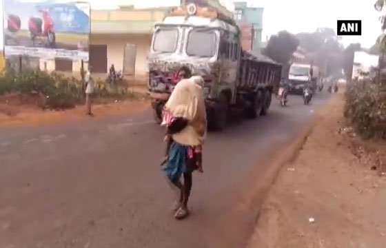 هندي يحمل ابنته الميتة مسافة 15 كم لدفنها بسبب عدم توفر الاسعاف صورة رقم 3