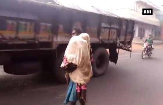 هندي يحمل ابنته الميتة مسافة 15 كم لدفنها بسبب عدم توفر الاسعاف صورة رقم 4