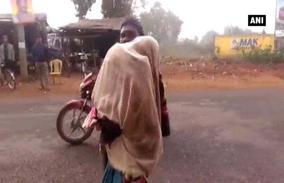 هندي يحمل ابنته الميتة مسافة 15 كم لدفنها بسبب عدم توفر الاسعاف صورة رقم 5