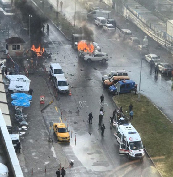  فيديو مؤلم.. لحظة مقتل شرطي تركي في هجوم ارهابي بازمير صورة رقم 1