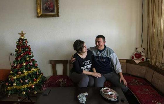 حب من أول نظرة بين لاجئة عراقية وشرطي صربي يتكلل بالزواج صورة رقم 3