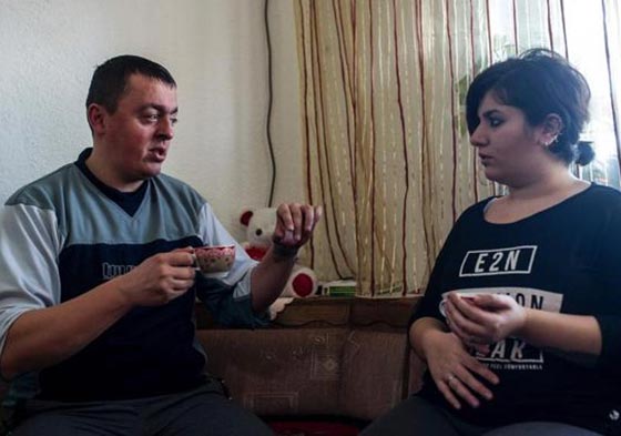 حب من أول نظرة بين لاجئة عراقية وشرطي صربي يتكلل بالزواج صورة رقم 5